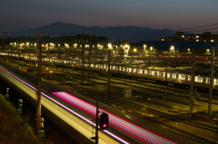 走る電車、不動の山