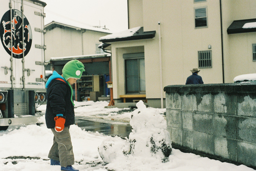 雪だるま製作中