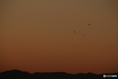 夕焼け空にヒコーキ