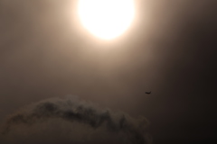 雪雲と太陽、そして飛行機