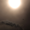 雪雲と太陽、そして飛行機