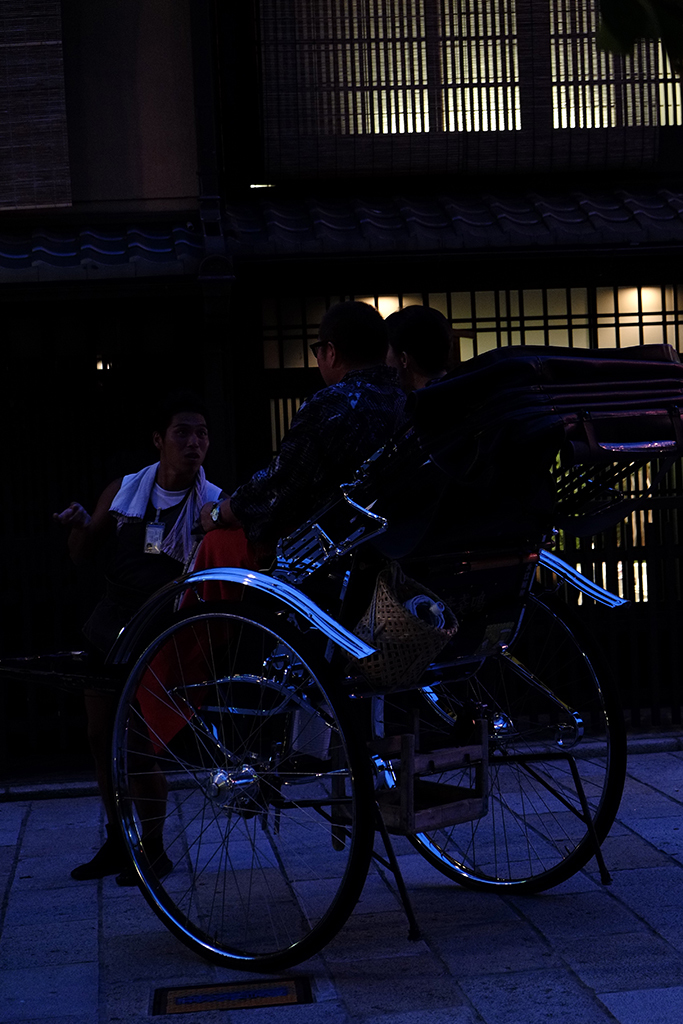 祇園・人力車、青く光る