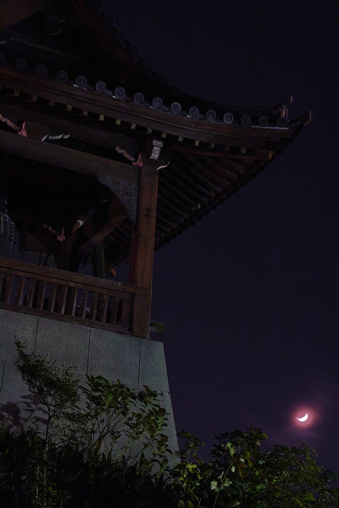 鐘楼に朧月