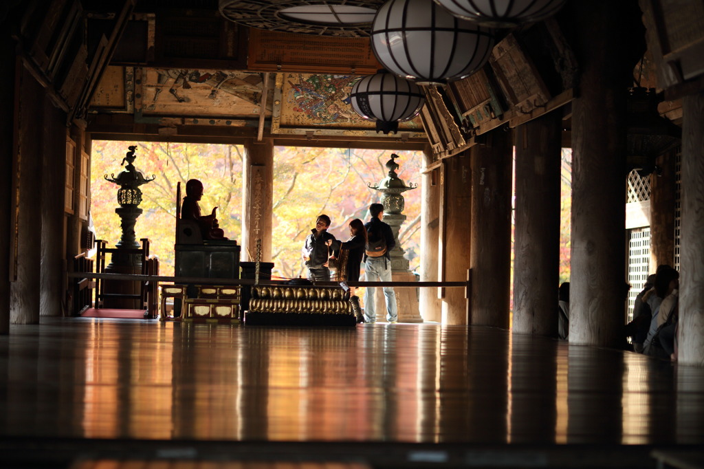 修行僧達によって磨かれた床、仏達と共に秋の光を写す