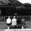 乗り物好きな四つの背中・・・・・。