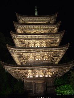 夜の帳にそびえ立つ。