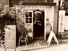 このentrance・・・・　狭し・・・。