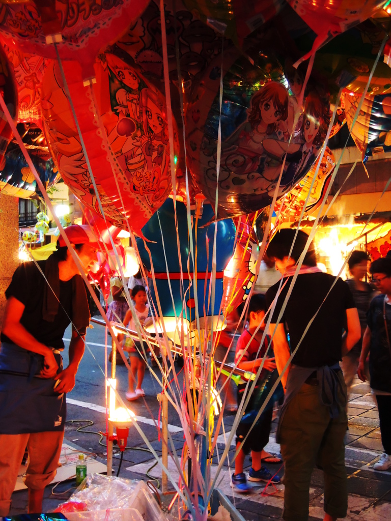 祭りには・・・・少し高い風船を・・・