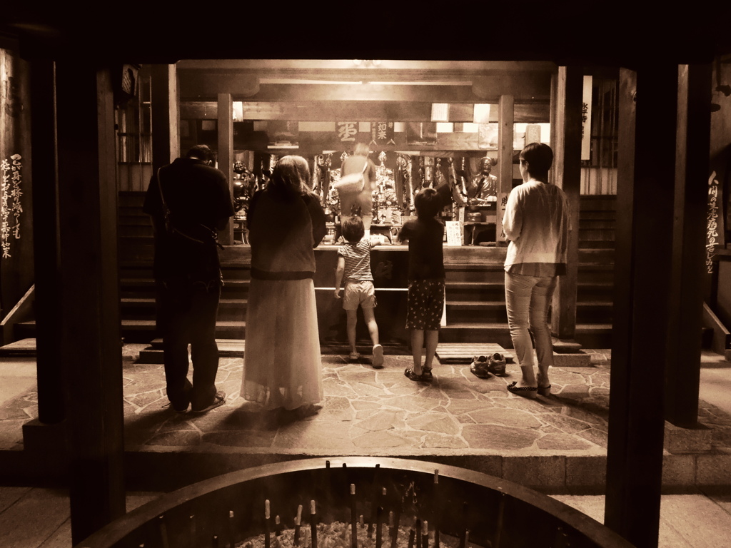 願い、祈り、と線香の煙。