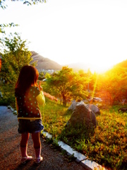 夕陽と娘