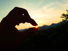 掴む、かすかな光。
