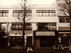 冬と人気の少ない街並みで・・・・