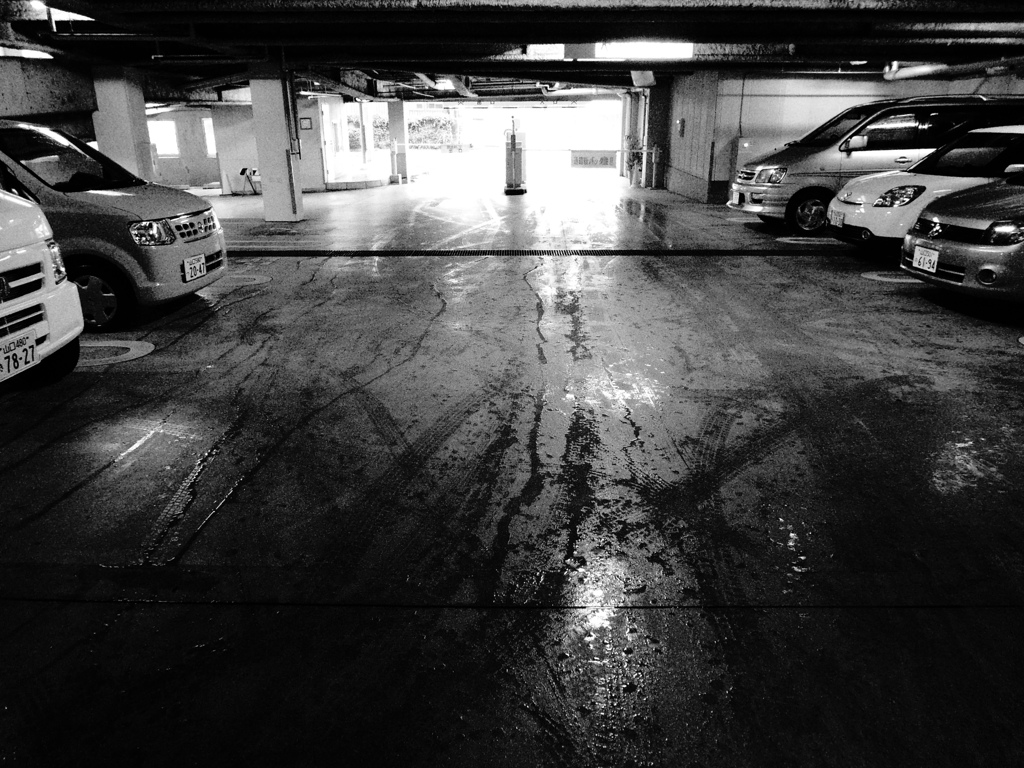 雨と立駐とタイヤの跡