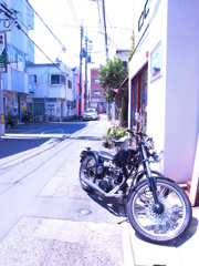 細い路地とイカしたＢＩＫＥ