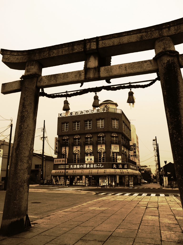 鳥居の向こうの懐かしい風景