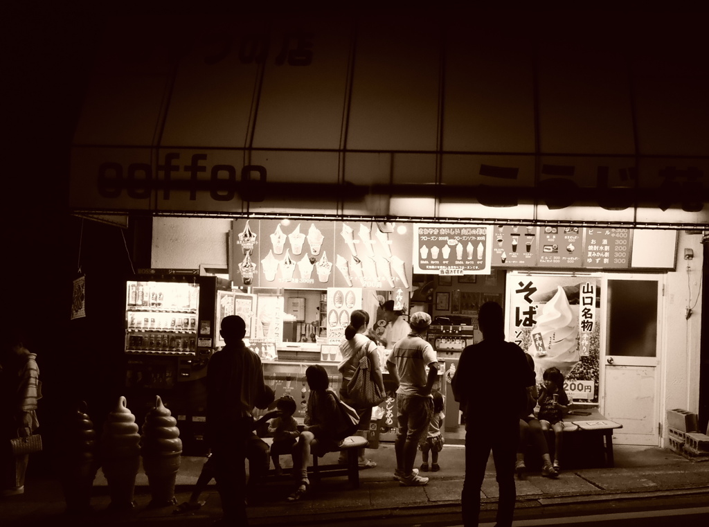 夜店に集まる・・・