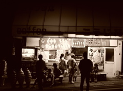 夜店に集まる・・・