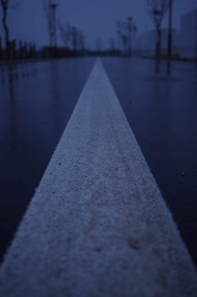 暗い白い道