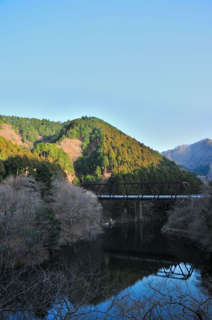 山間のトラス橋