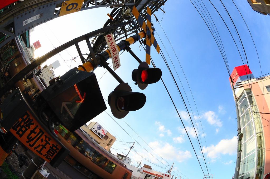 踏切、電線、青空、ロマンスカー