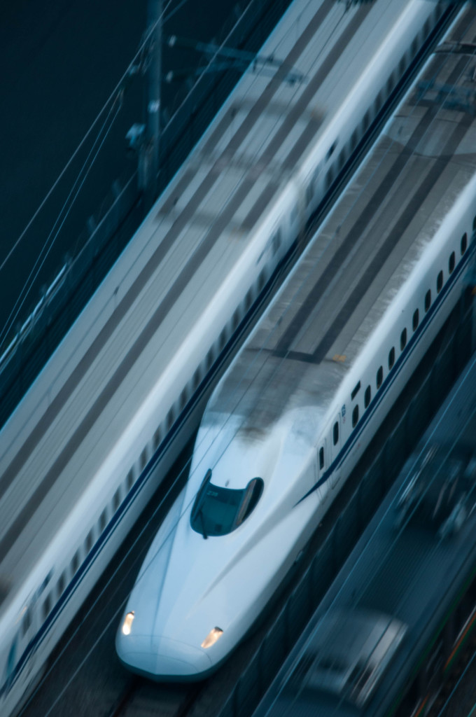 下り電車に挟まれ