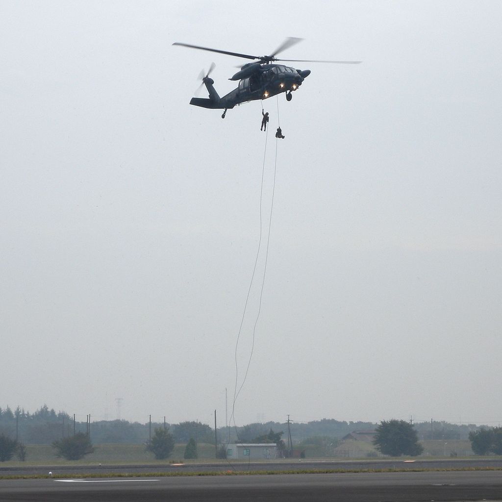 UH-60Jからラペリング降下