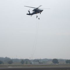 UH-60Jからラペリング降下