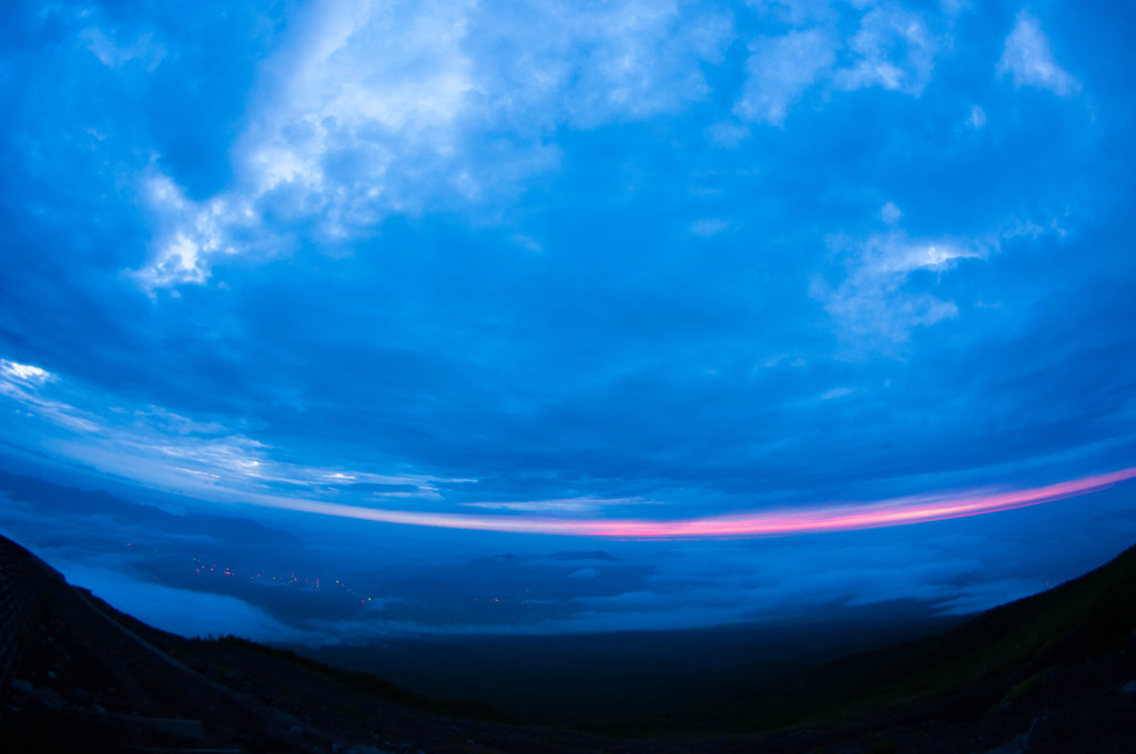 雲間の朝焼け