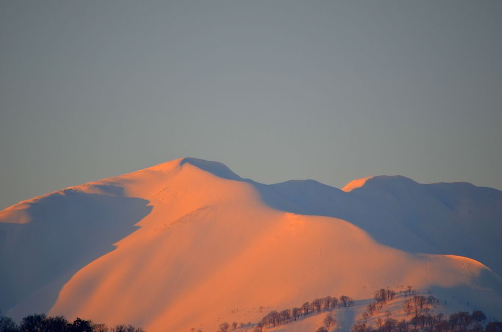夕陽に照らされる湯殿山