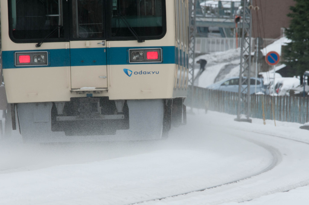 雪を蹴散らし