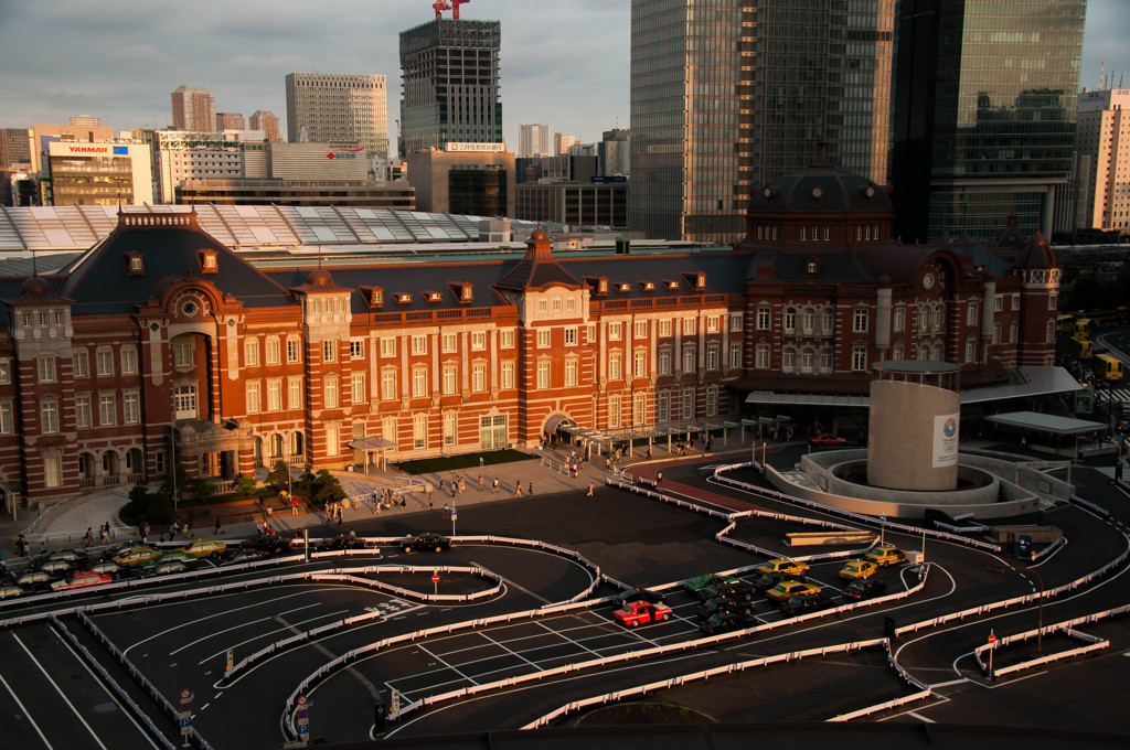 東京駅に夕日が差す