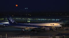 月夜の空港