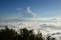 雲海の上に雲の城