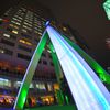 ビルの下のクリスマス