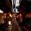 ビルの谷間の赤提灯