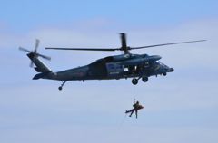 UH-60J～要救助者吊り上げ