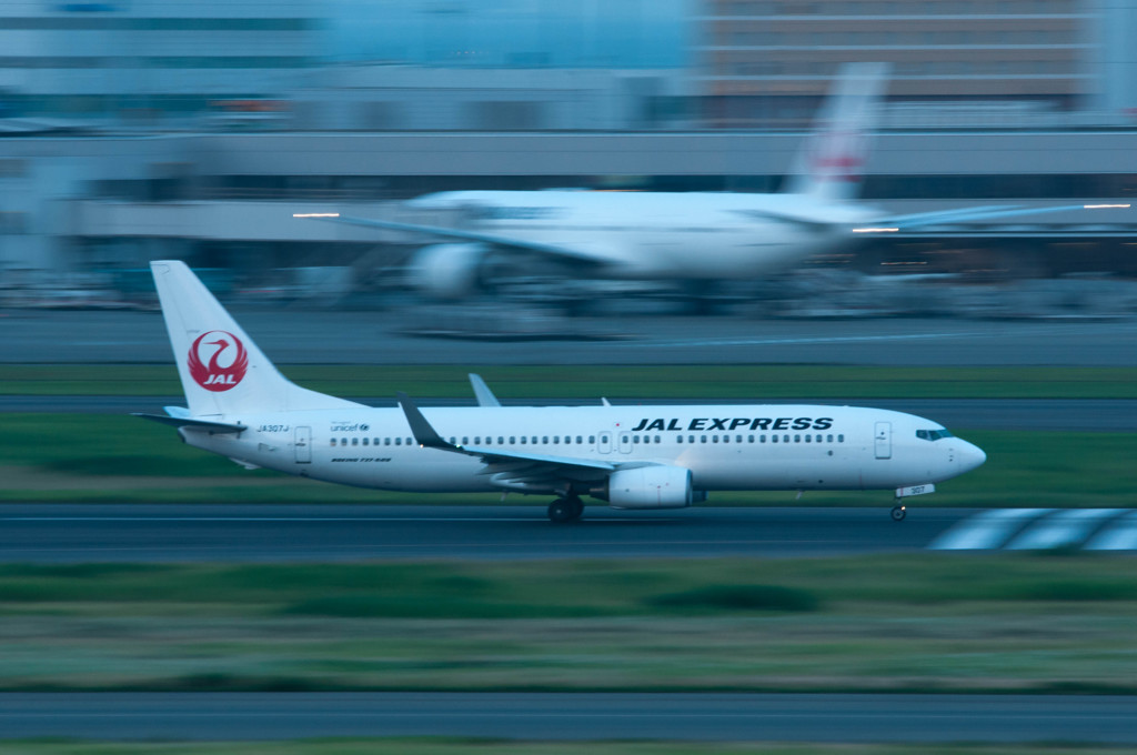 JAL737@RW16R