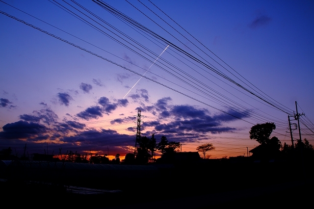 夕暮れの雲　紫