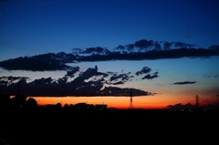 夕暮れの雲　紺