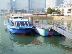 ブルーがよく似合う港