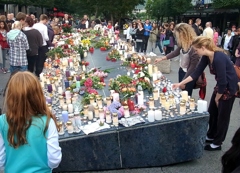 連続テロ犠牲者への祈り（ノルウェー）