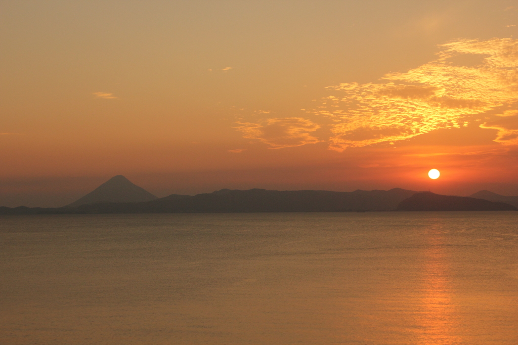 開聞岳と夕陽