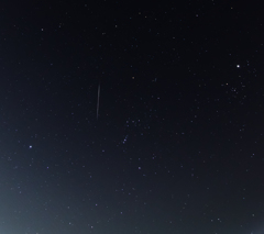 オリオンのそばを過ぎる流星