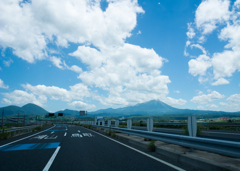 夏空のもとドライブ