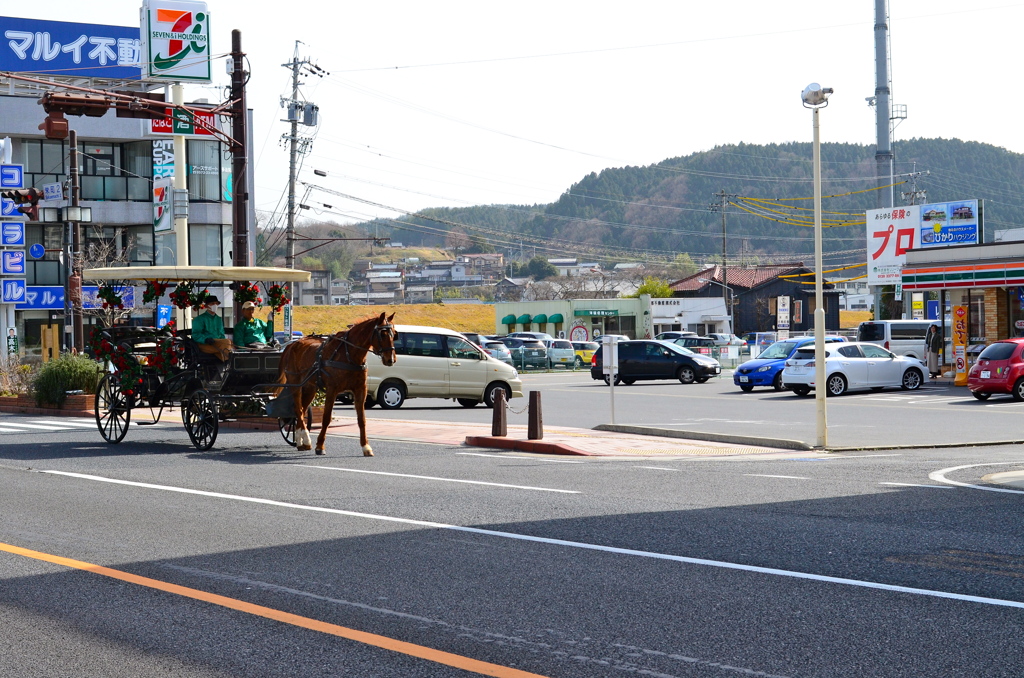 市内を駈ける馬車