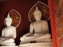 白亜の仏像