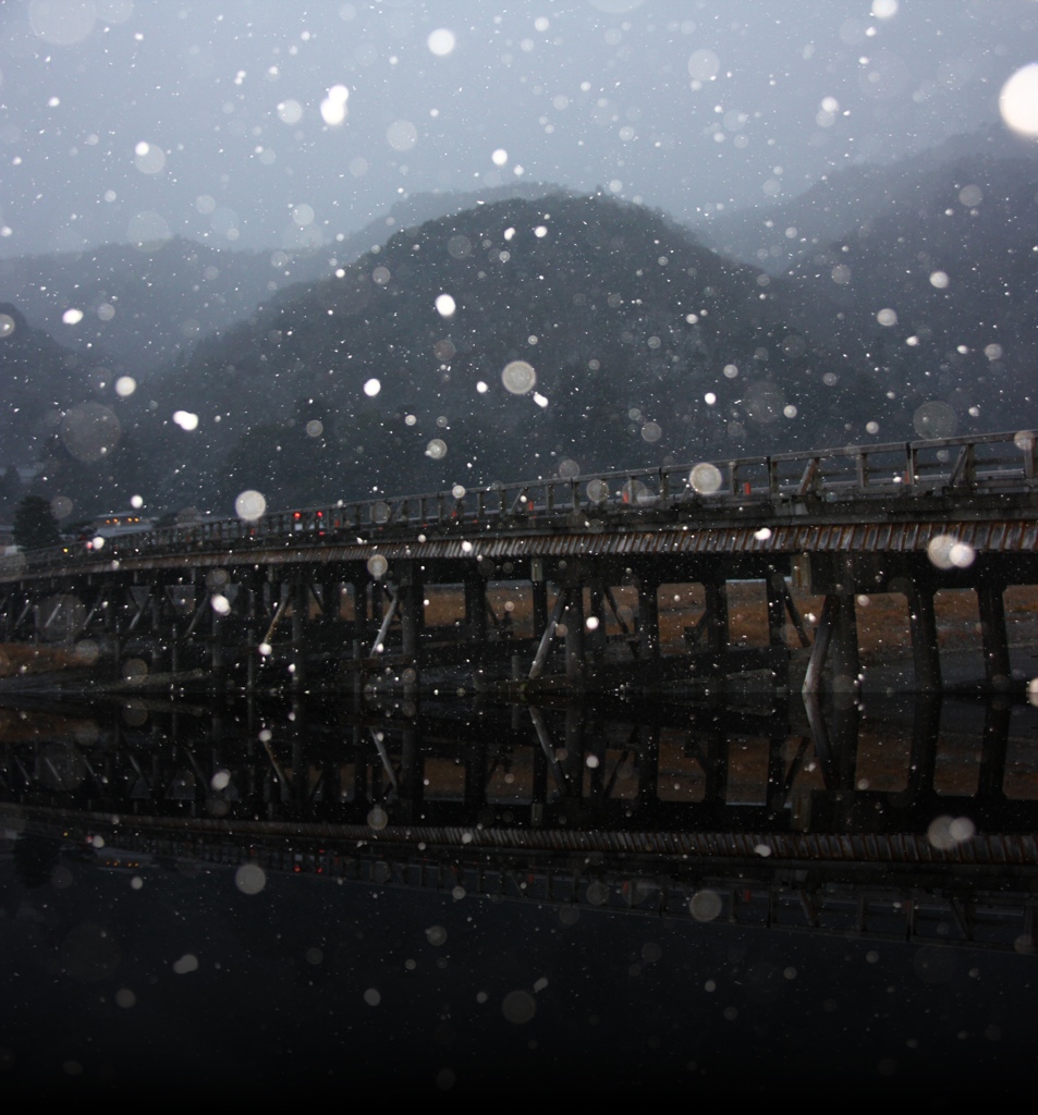 雪舞い散る渡月橋
