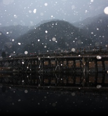 雪舞い散る渡月橋