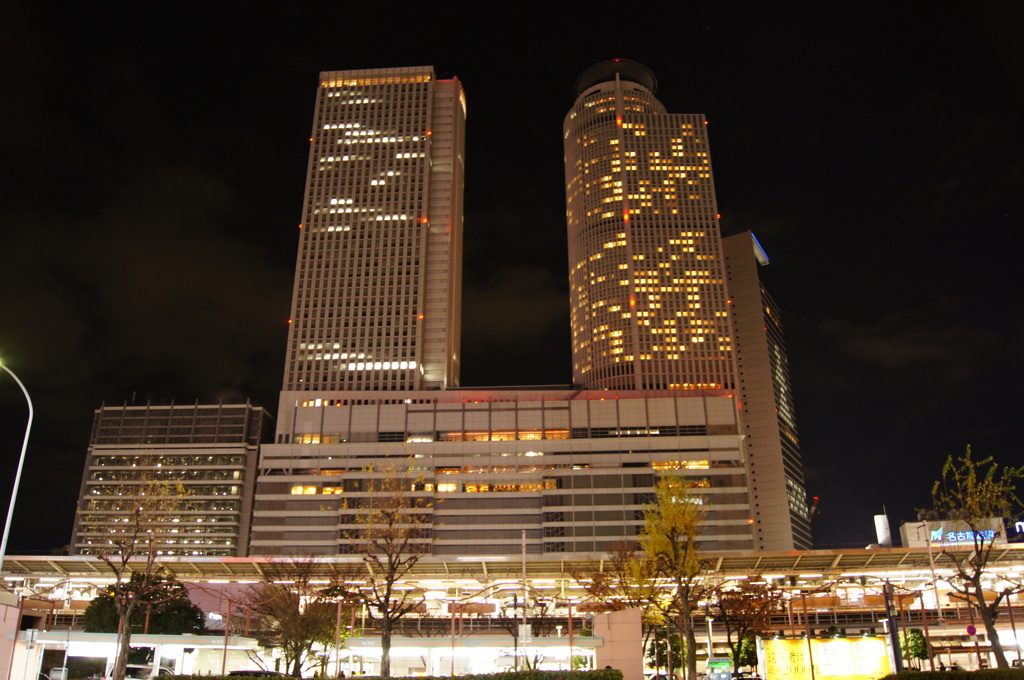夜のセントラルタワーズ