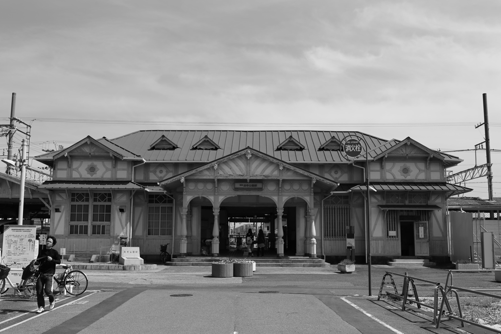 駅前にて